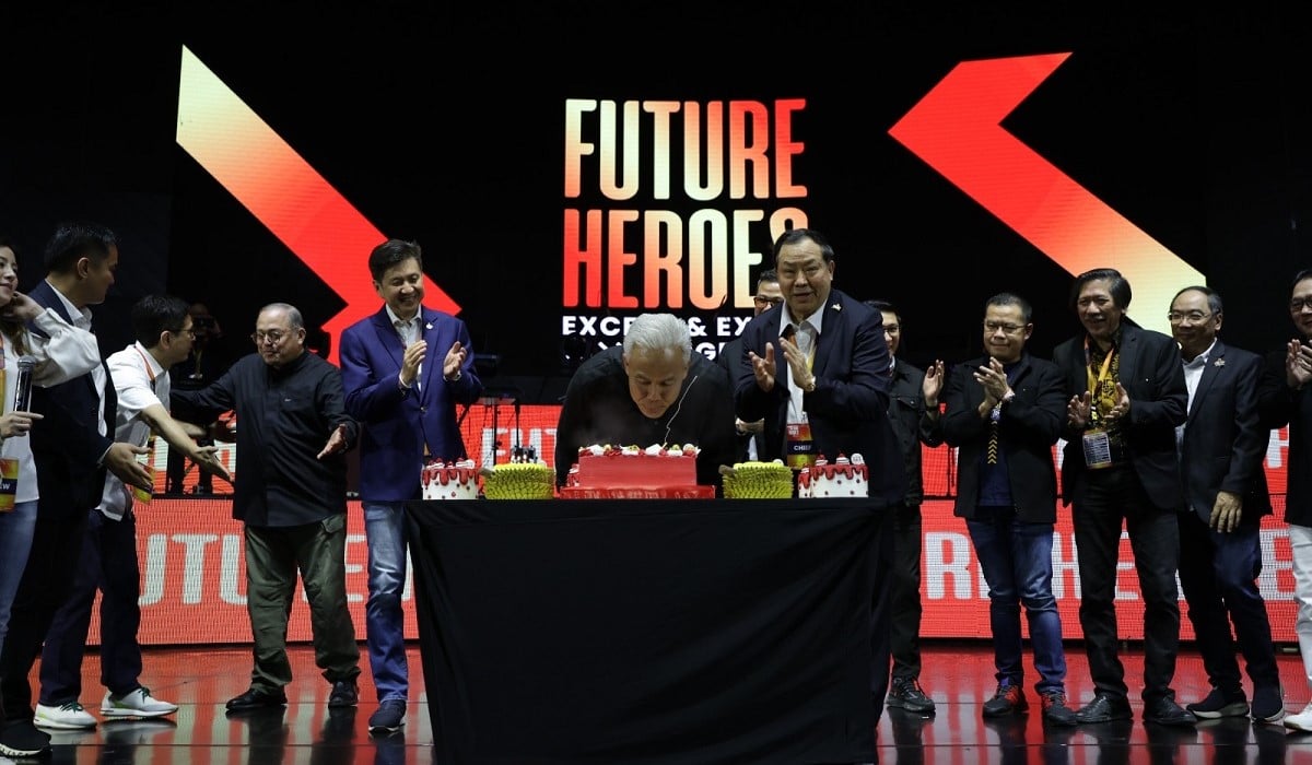 Bacapres Ganjar Pranowo meniup lilin ulang tahun