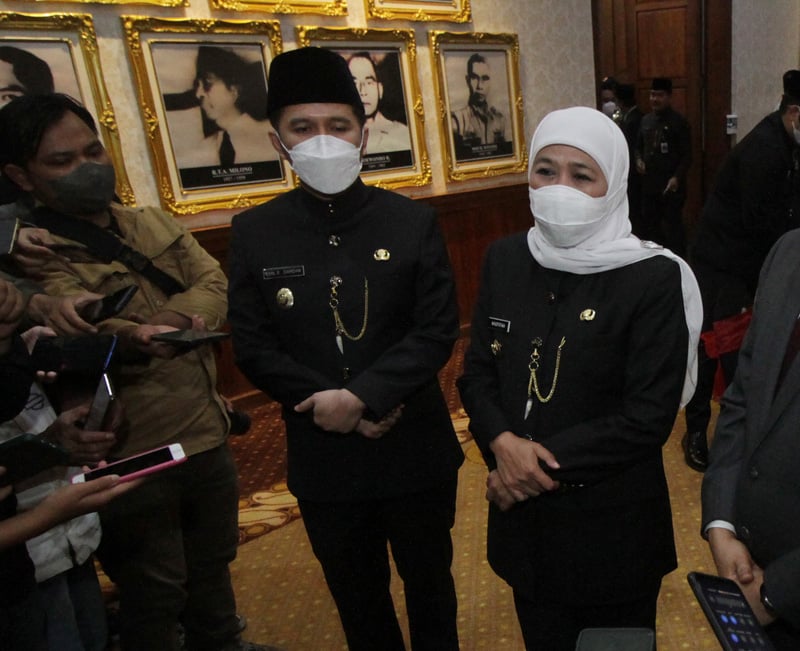 Khofifah memilih bungkam ketika ditanya tentang keputusan MK. Sedangkan Emil meminta semua pihak menghormati putusan tersebut.