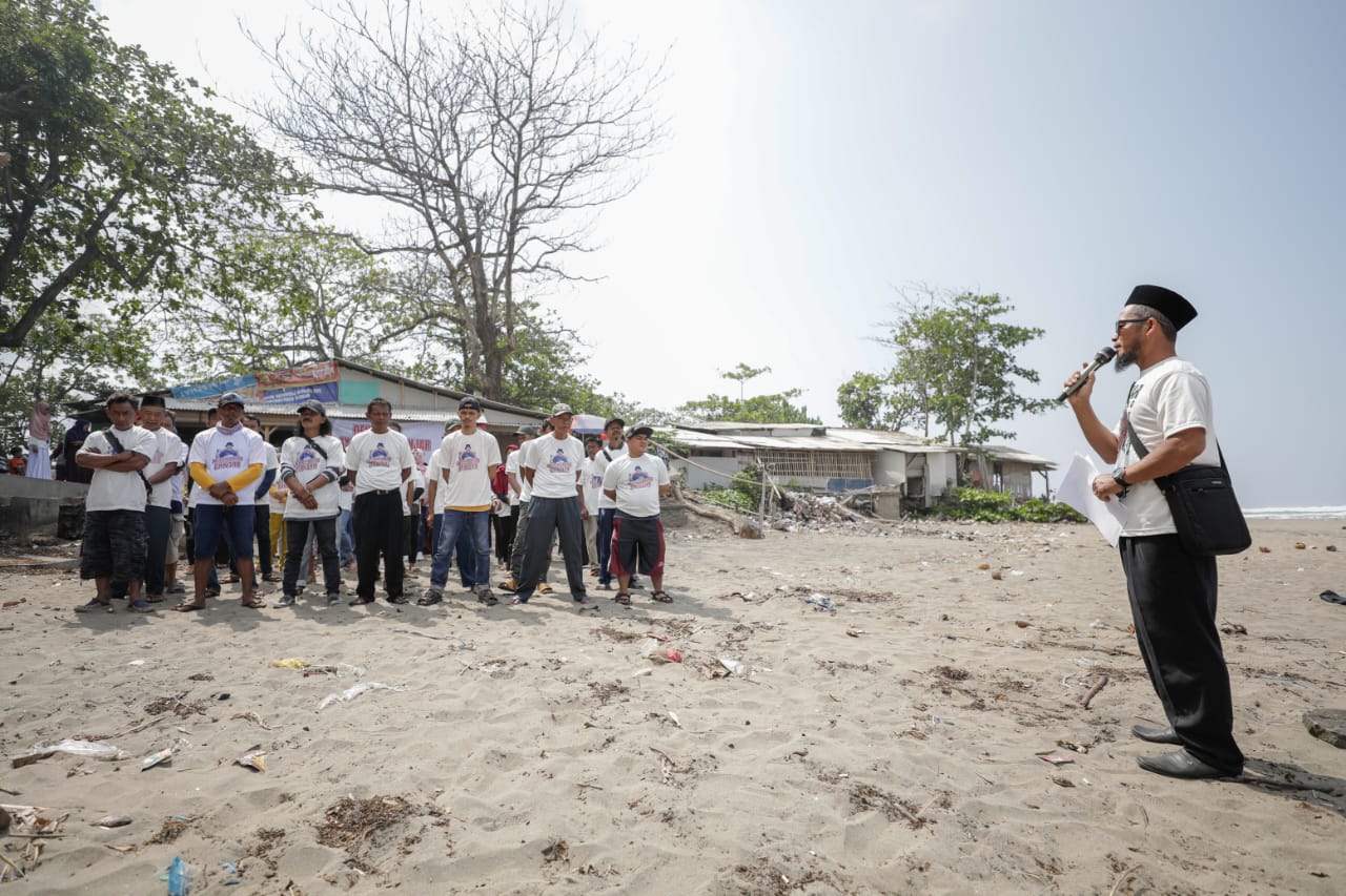Pemberian bantuan jaring ikan untuk nelayan di Pantai Panggarahan, Tasikmalaya