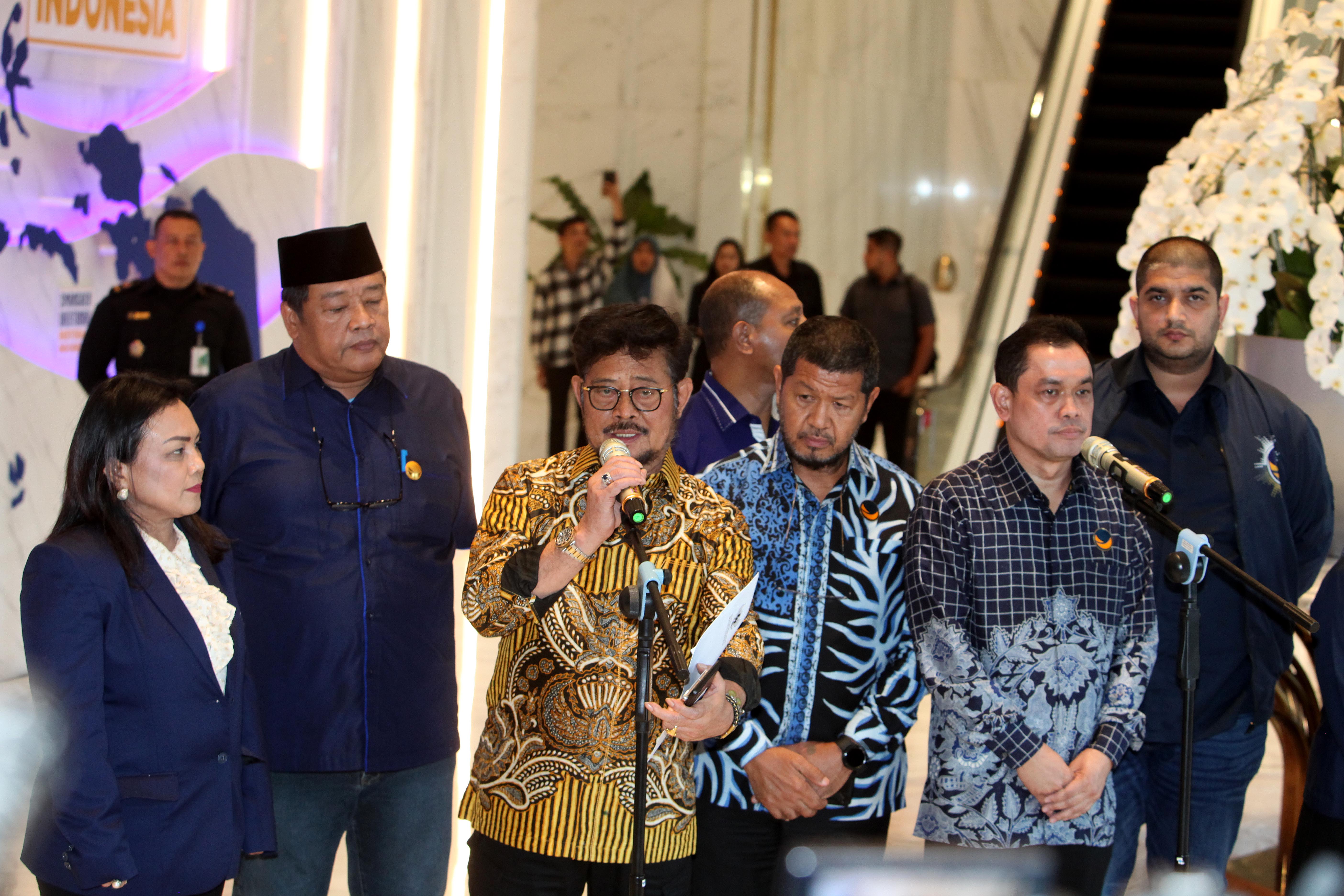 Kader Partai NasDem yang juga Menteri Pertanian (Mentan) Syahrul Yasin Limpo menaiki kendaraan usai konperensi pers di NasDem Tower