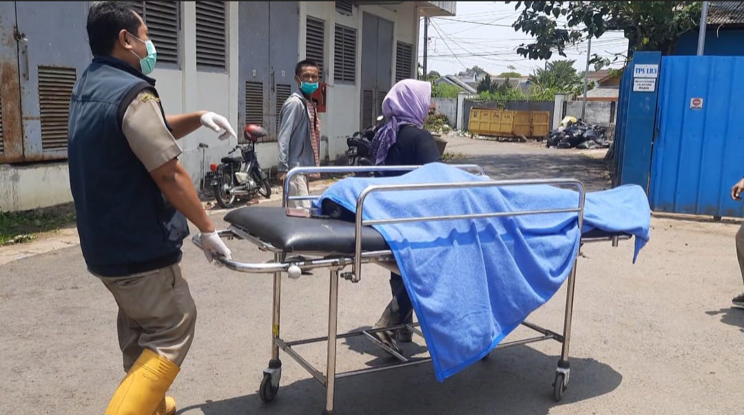 Salah satu jenazah peserta pesta minuman keras tengah dibawa petugas RSUD Subang