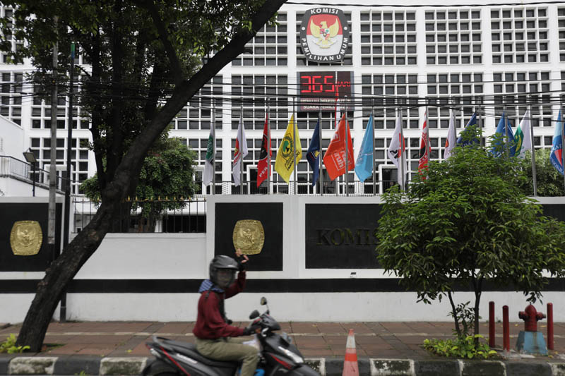 Titi Anggraini menilai KPU tidak profesional dalam menerapkan tertib hukum terkait putusan MK.