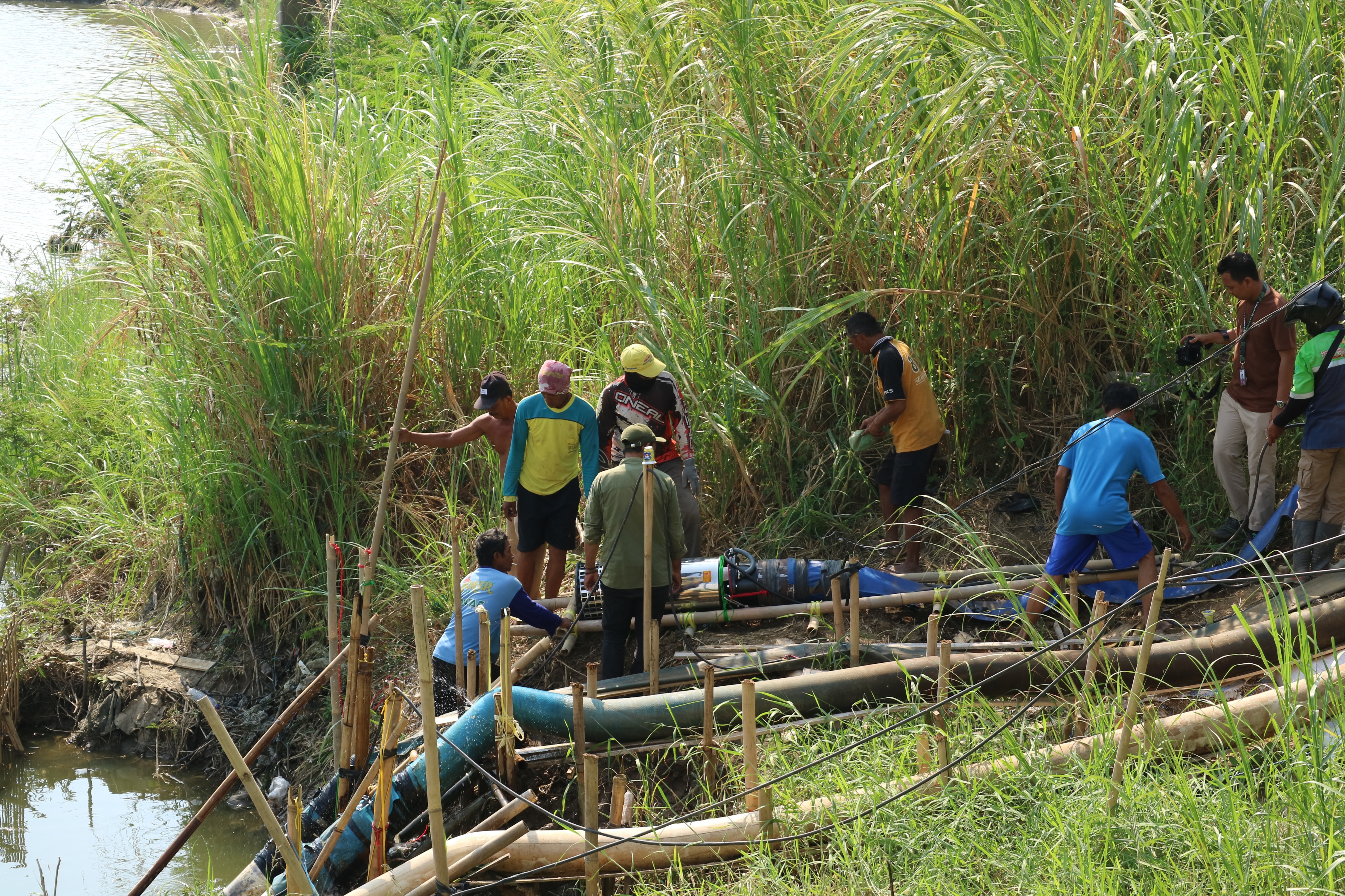 Kelancaran irigasi pertanian mutlak diperlukan untuk memastikan seluruh lahan sawah mendapatkan pasokan air.