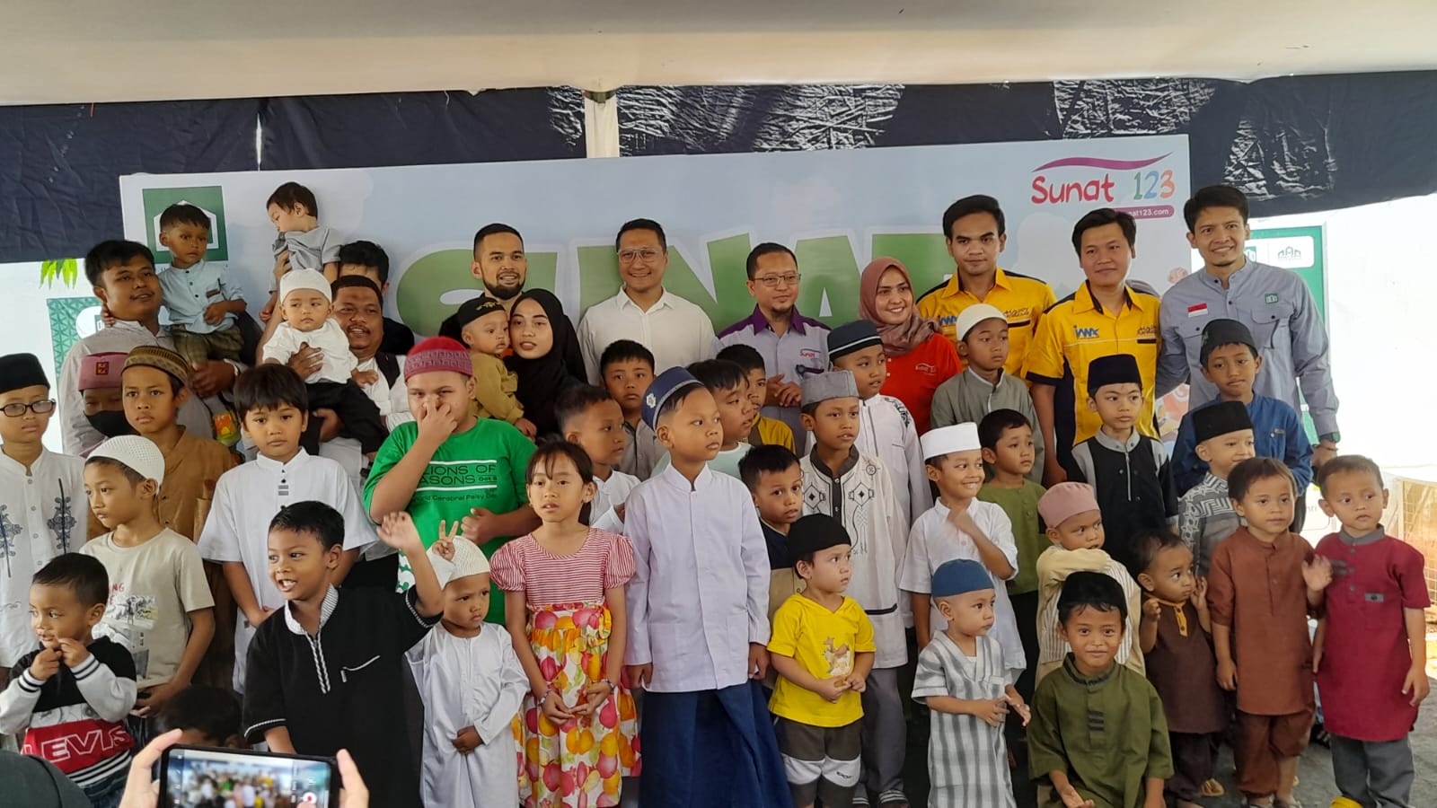 Dimas Seto (kanan atas), anak-anak peserta Sunat Bareng Riko, dan para inisator kegiatan. 