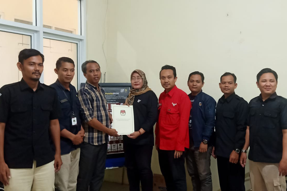 Ketua KPU Kabupaten Brebes M Riza Pahlevi (ketiga dari kiri) menyalami bacaleg yang mundur dari pencalonan. 