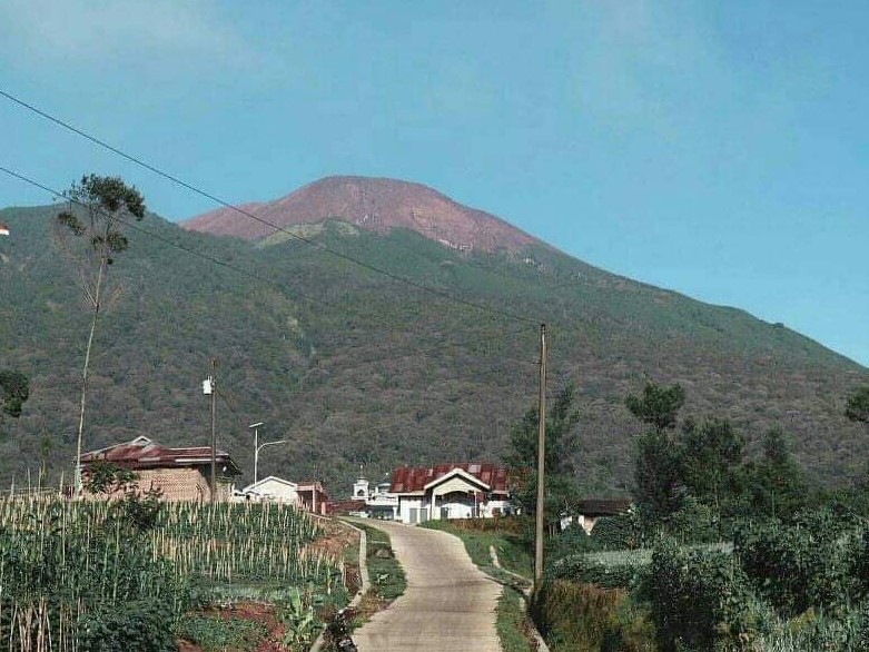 Gunung Slamet dilihat dari Pos Pemantauan Desa Gambuhan, Kecamatan Pulosari, Kabupaten Pemalang naik level dari normal ke waspada.