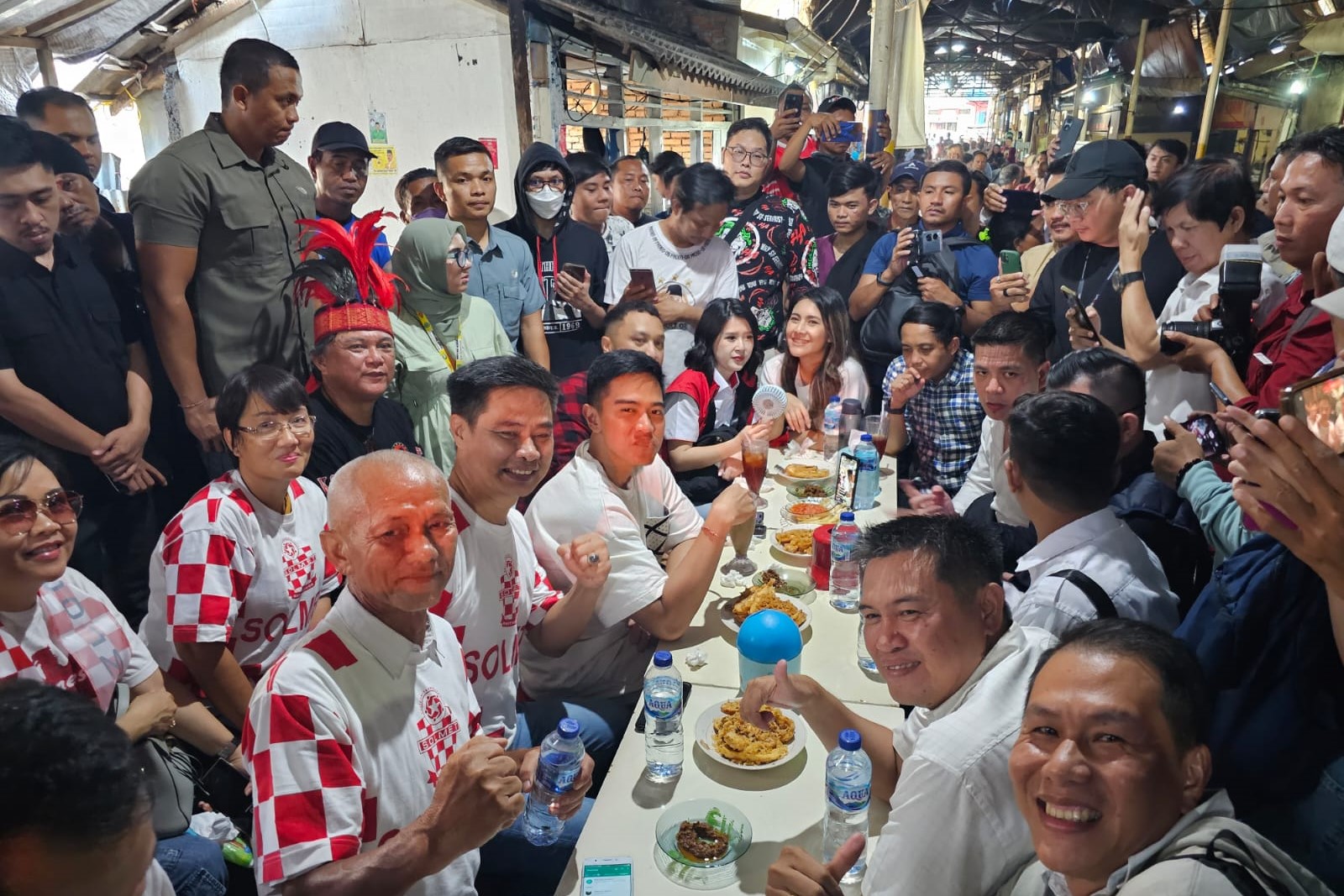 Warga dan relawan terlihat antusias menyambut blusukan Ketua Umum Partai Solidaritas Indonesia (PSI) Kaesang Pangarep di Manado.