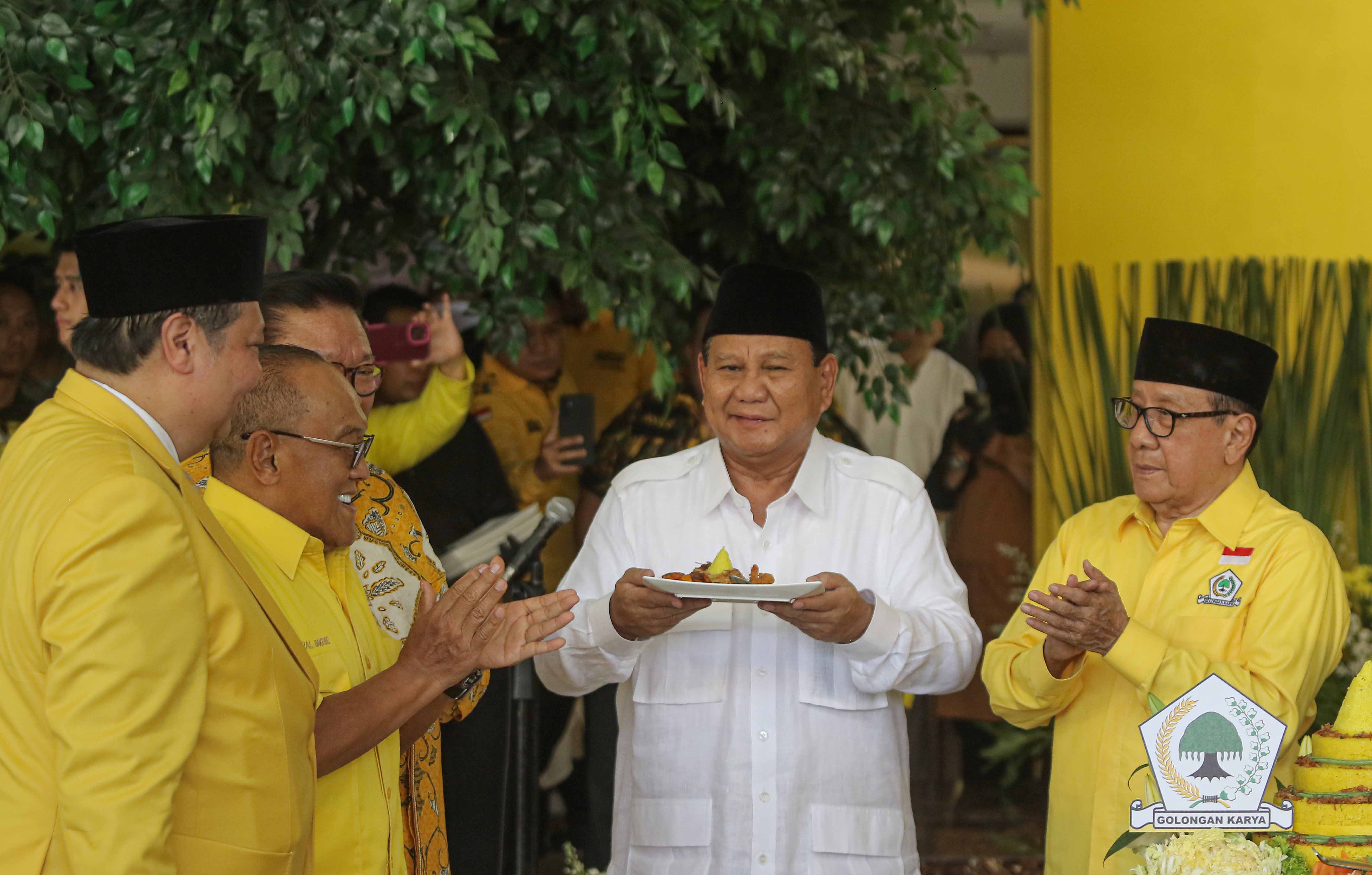  Bakal capres Koalisi Indonesia Maju Prabowo Subianto (tengah)