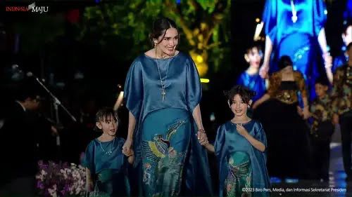 Astrid Tiar tampil bersama anak di acara Istana Batik