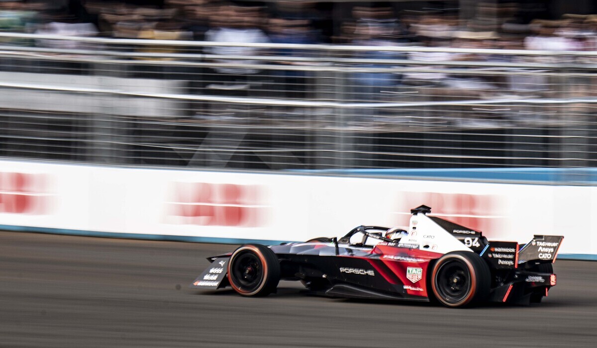 Pembalap Tag Heuer Porsche Formula E Team Pascal Wehrlein melaju dalam balapan Formula E 2023 Jakarta.