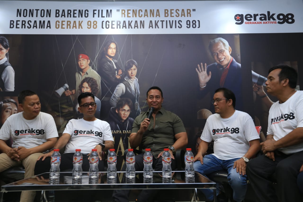 Mantan Panglima TNI Andika Perkasa bersama kelompok aktivis 98 mengadakan acara nonton bareng (nobar) film series Rencana Besar