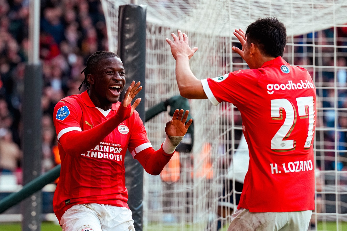 Pemain PSV melakukan selebrasi usai mencetak gol ke gawang Ajax di laga Eredivisie