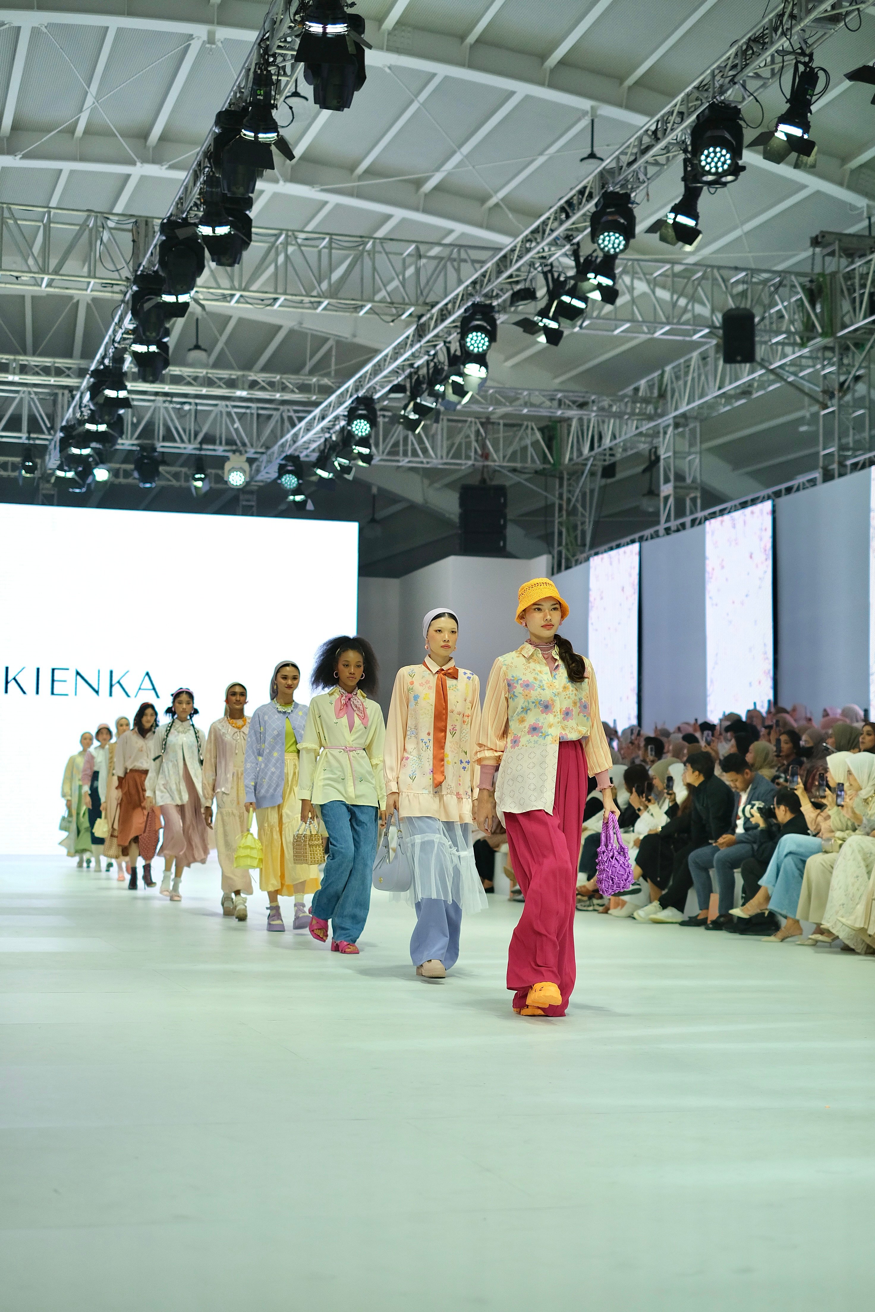 Merek busana muslim Kienka meramaikan ajang Jakarta Fashion Week 2023.