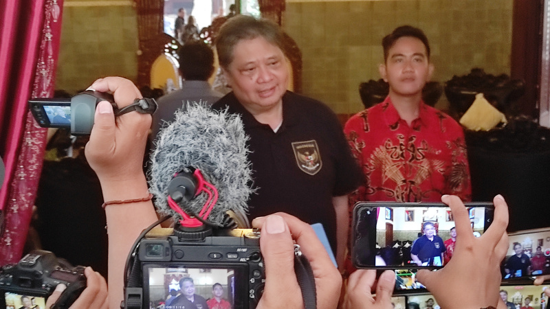 Airlangga: Gibran Cocok Pakai Baju Kuning