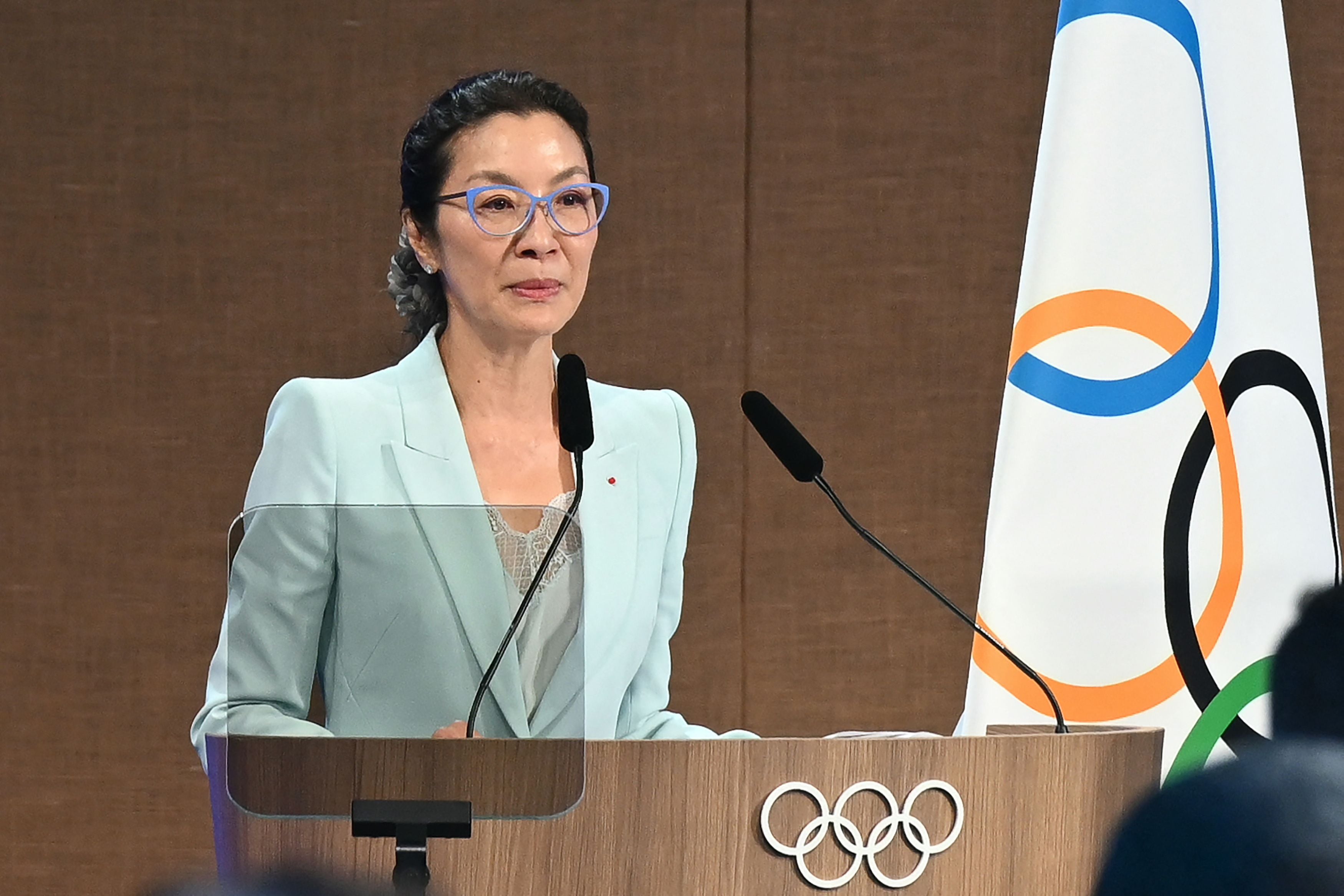 Aktris Malaysia Michelle Yeoh mengambil sumpah sebagai anggota IOC di India, Selasa (17/10).