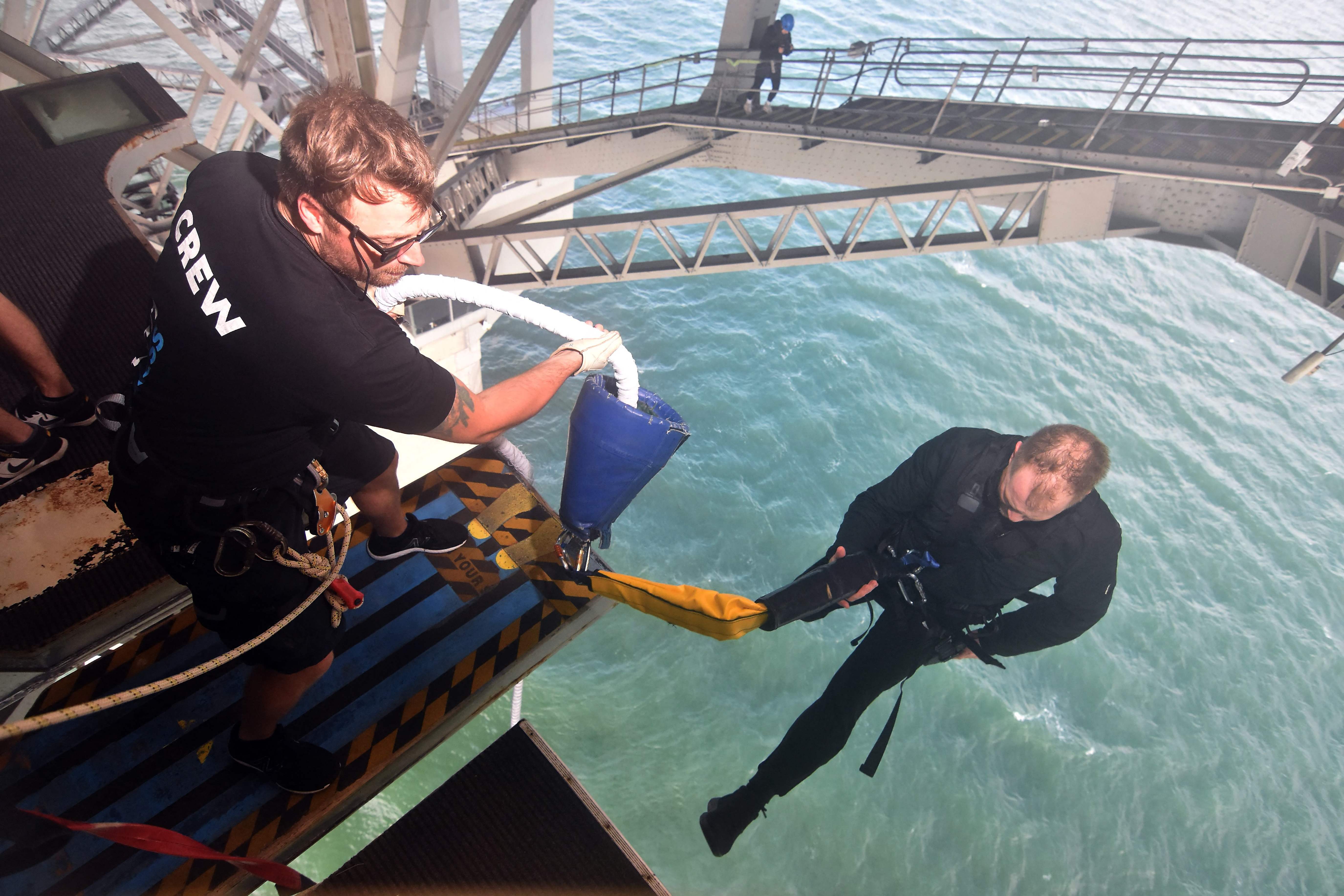 Mike Heard dalam upaya memecahkan rekor dunia jumlah bungee jumping dalam tempo 24 jam.