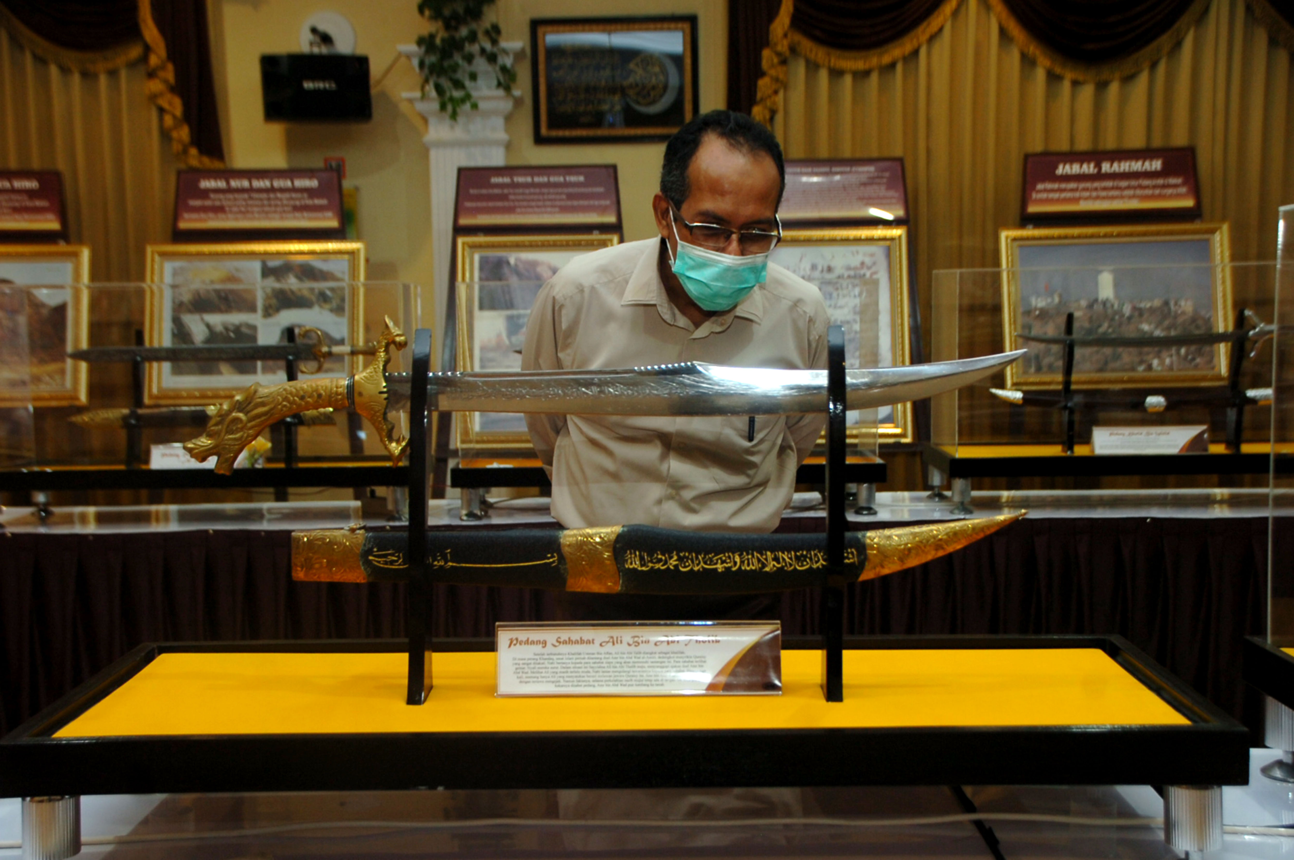 Pengunjung memperhatikan replika pedang zaman sejarah saat pameran replika benda bersejarah zaman Rasulullah SAW.