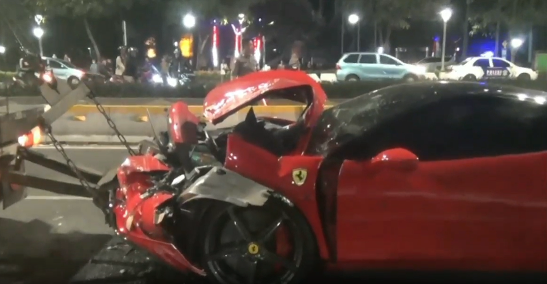 Penampakan mobil Ferrari merah yang ringsek setelah menabrak lima kendaraan di ruas Jalan Jenderal Sudirman, Jakarta.