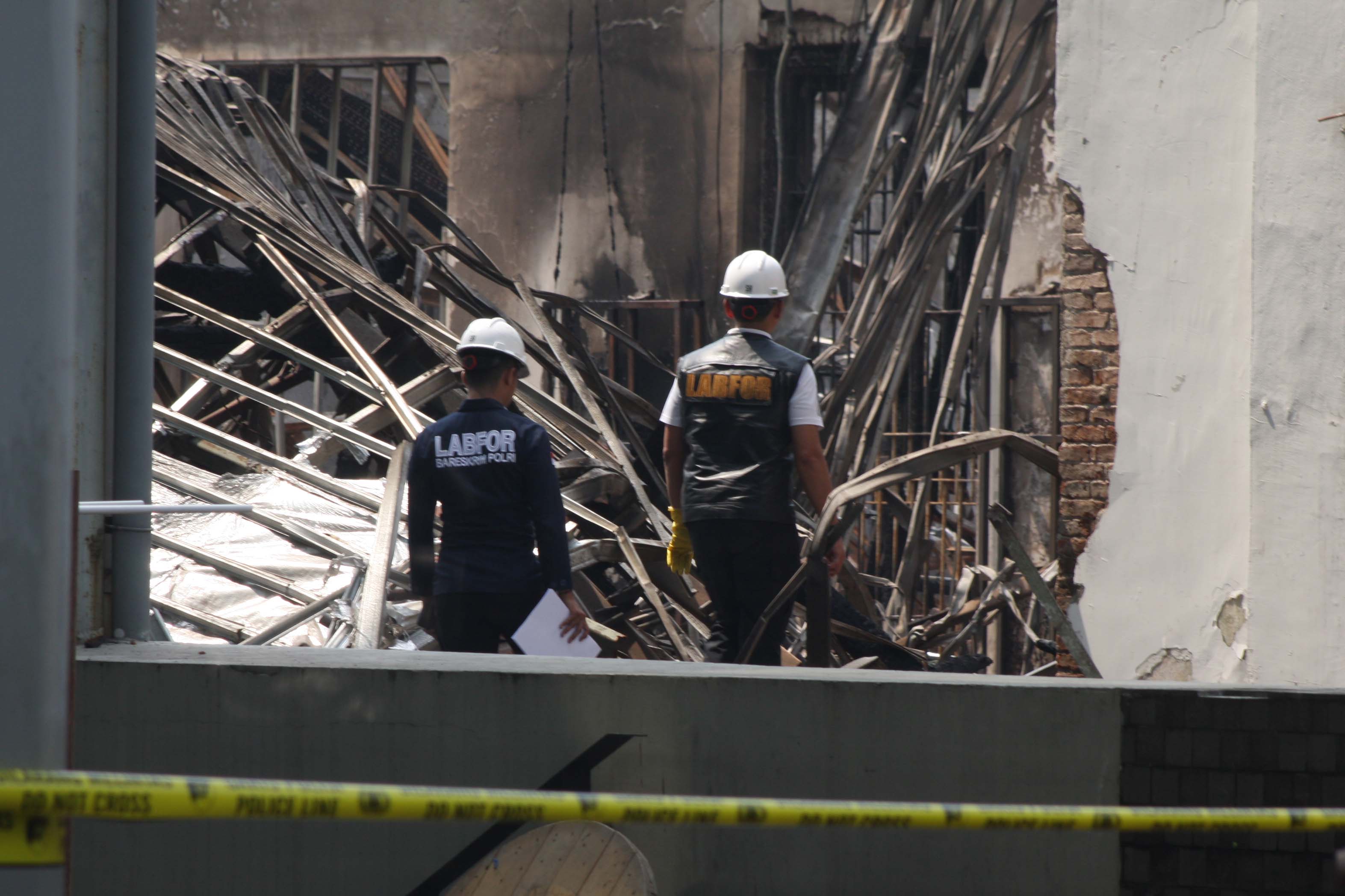 Petuga Polisi bagian Pusat Laboratorium Forensik (Puslabfor)saat melakukan penyelidikan terlait Kebakaran yang terjadi di Museum Nasional 