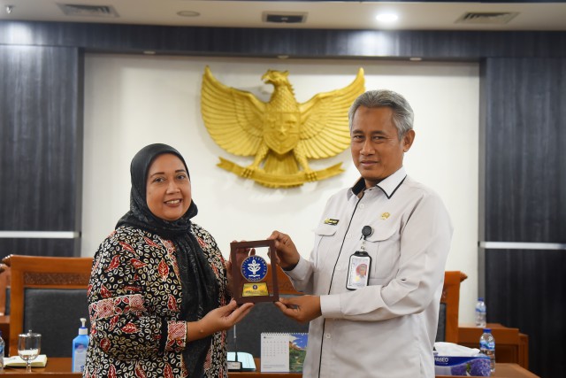 Kepala Biro Pemberitaan Parlemen Indra Pahlevi (kanan) saat bertukar cenderamata usai menerima kunjungan Biro Komunikasi IPB.