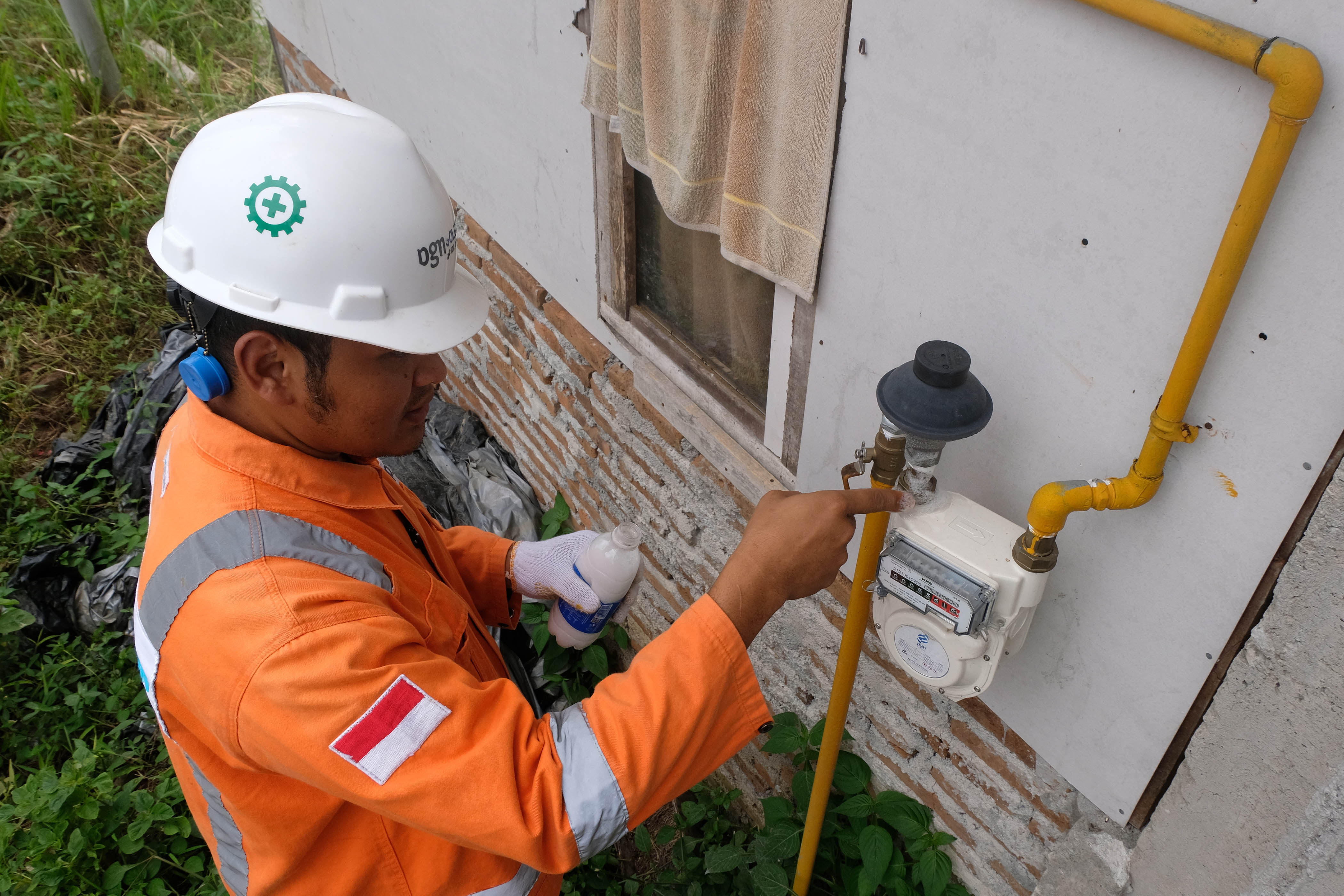 Petugas melakukan perawatan terhadap jaringan gas di salah satu rumah penduduk