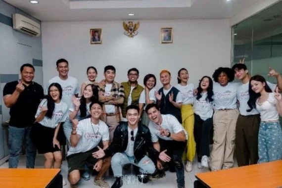 Produser Frendy Horas (emat dari kiri) bersama para tim produksi dan pemain film Mencium Hujan. 