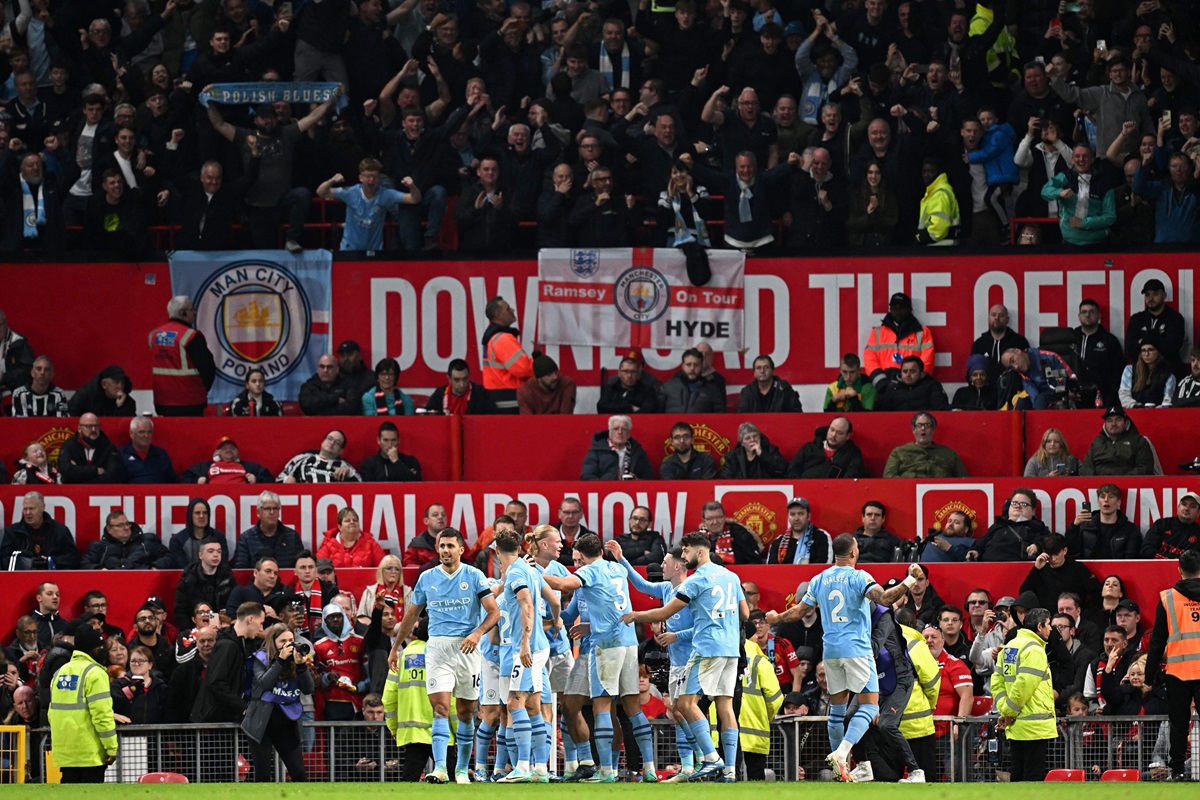 Para pemain Manchester City melakukan selebrasi usai mencetak gol ke gawang Manchester United di laga Liga Primer Inggris.