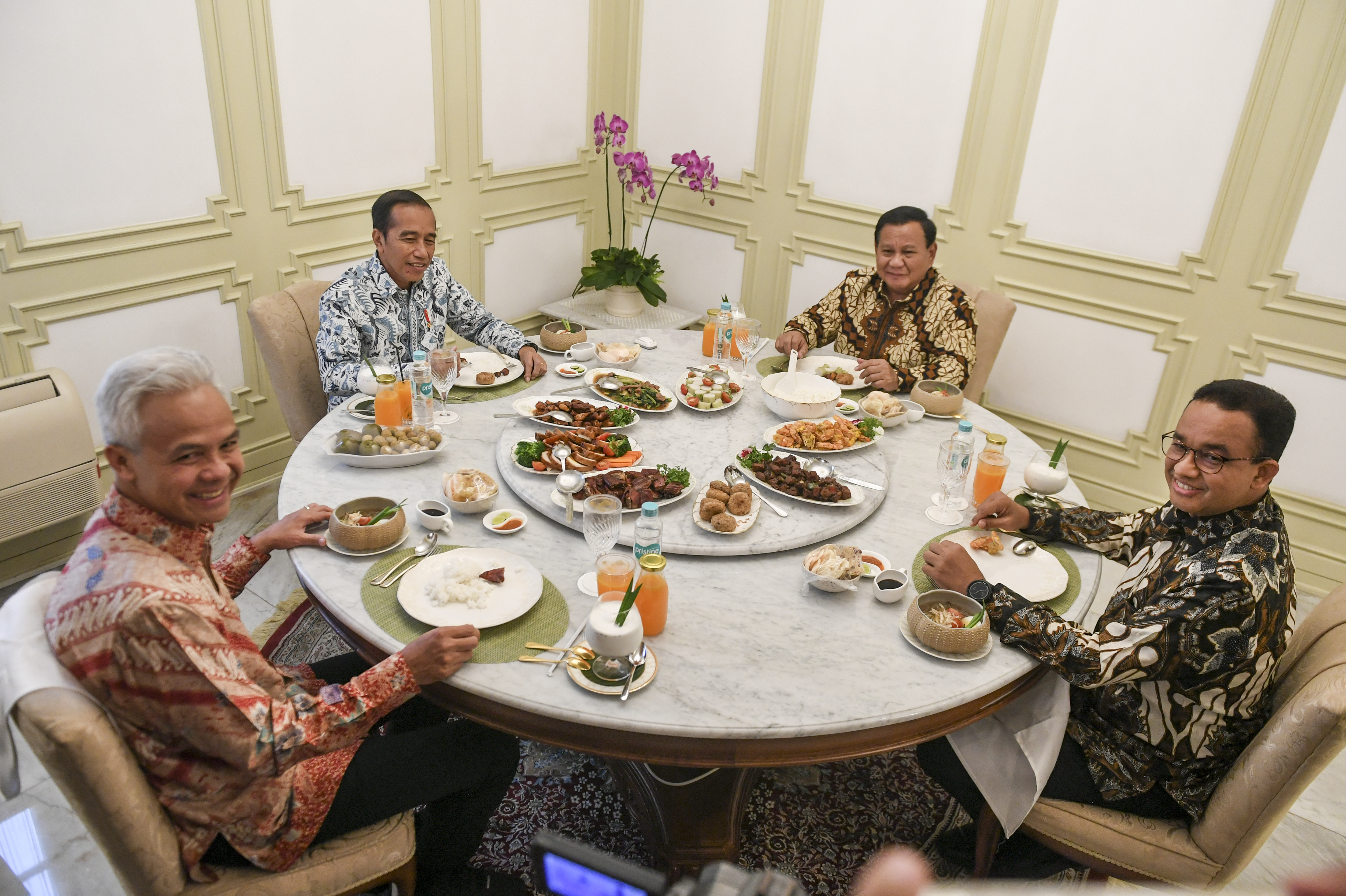 Presiden Joko Widodo makan siang bersama dengan tiga Bacapres 2024