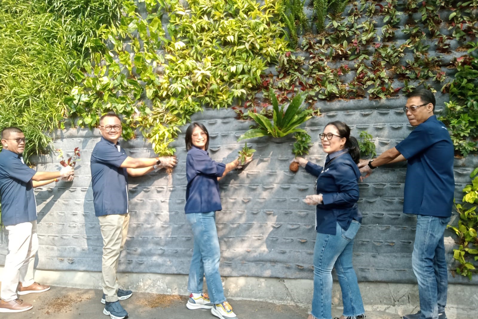 Direksi Indonesia Re menaruh tanaman di vertica garden kantor perusahaan di Jakarta.