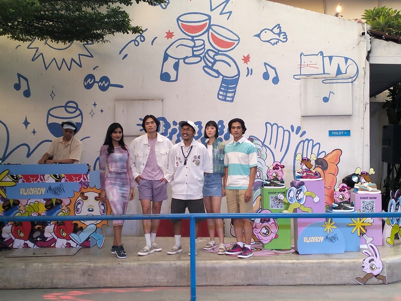 Perupa Muklay (tengah).