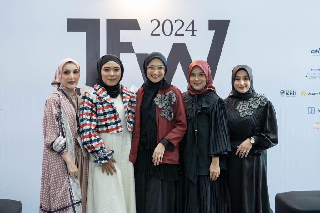 Tiga label busana yakni naPocut, Bigissimo, dan 4Season Hijab menampilkan koleksi terbaru pada fashion show di JFW 2023, Sabtu (28/10).