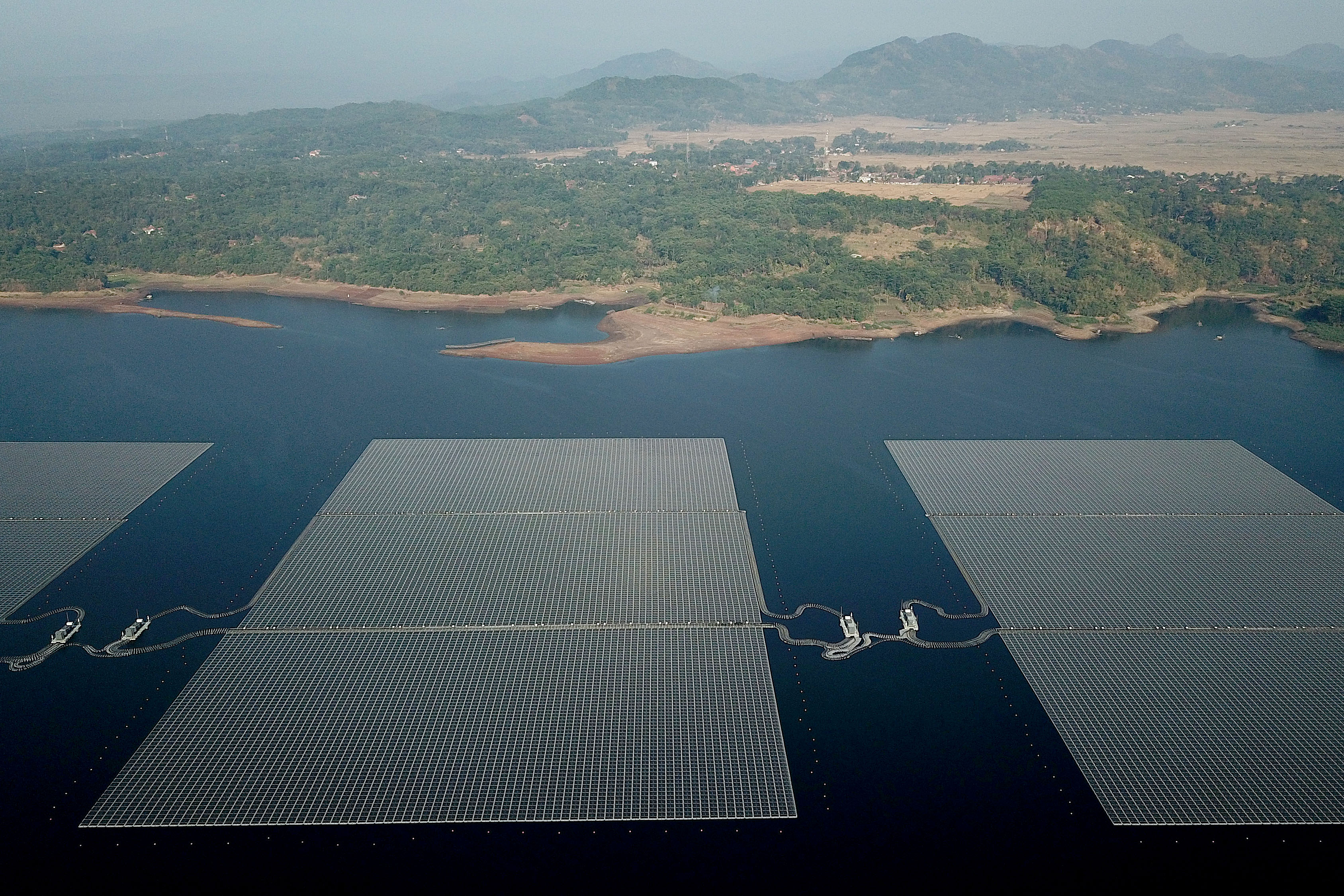 PLTS Terapung di Waduk Cirata