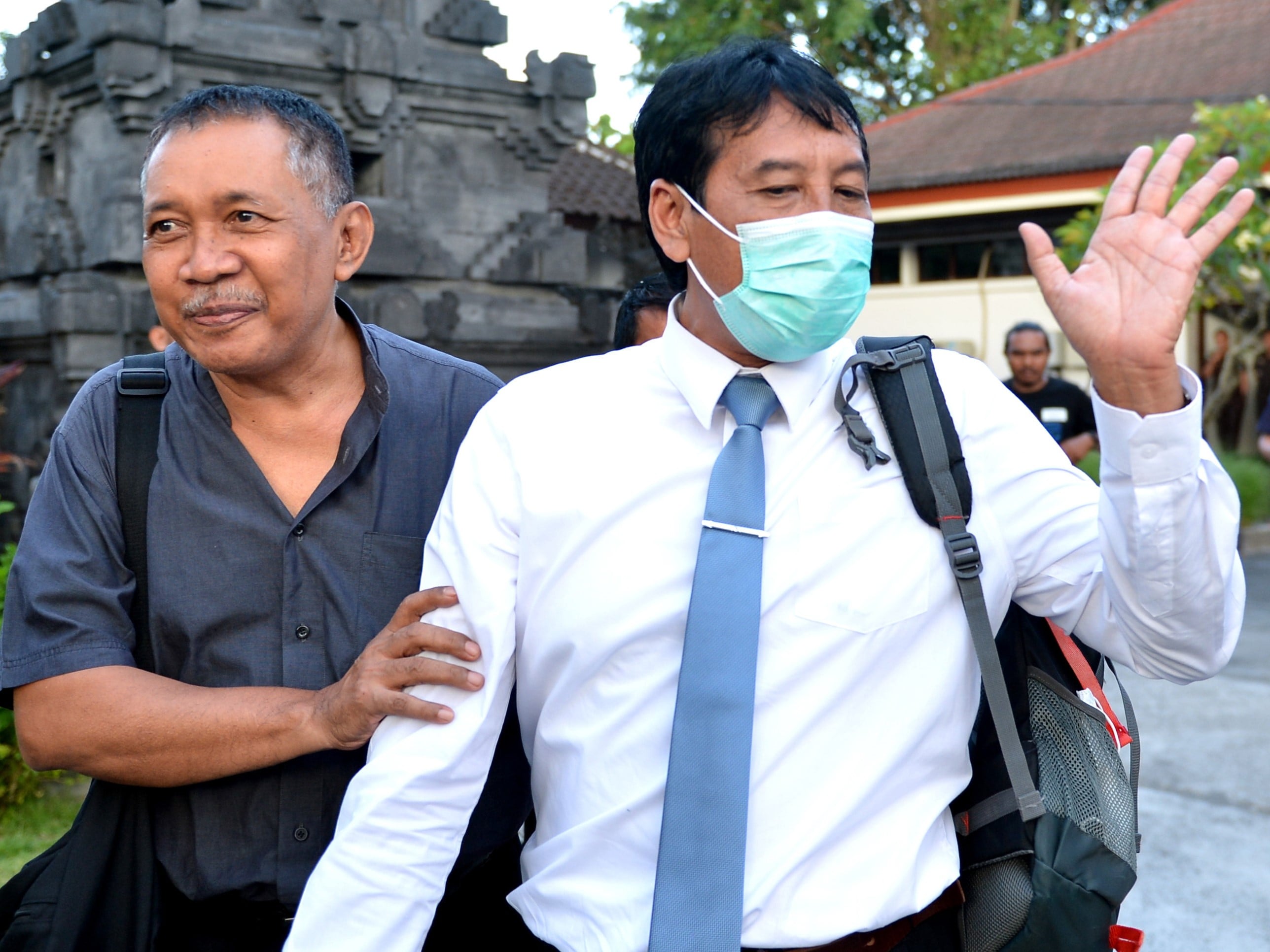 Rektor Universitas Udayana Bali I Nyoman Gde Antara (kanan) berjalan meninggalkan ruangan usai diperiksa sebagai saksi.