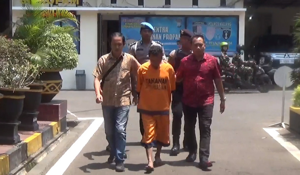 Tersangka pembunuhan tetangga di Kabupaten Malang, Kusairi (tengah).