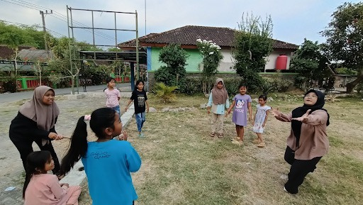 Tim riset sosial humaniora UNS bermain permainan tradisional benthik