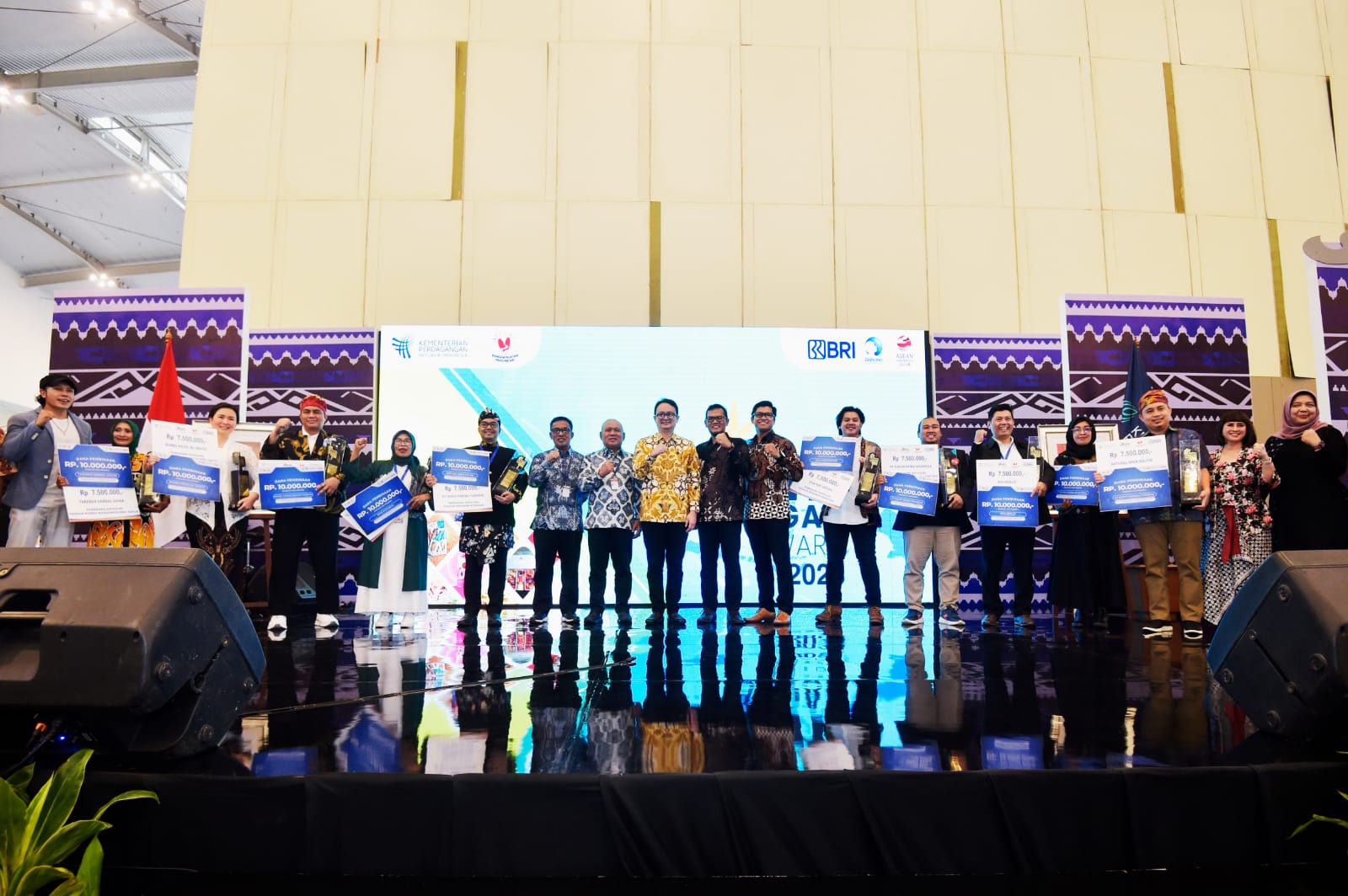 Wamendag Jerry Sambuaga memberikan penghargaan UKM Pangan Award 2023 di ICE BSD City, Tangerang, Banten, Kamis (19/10). 