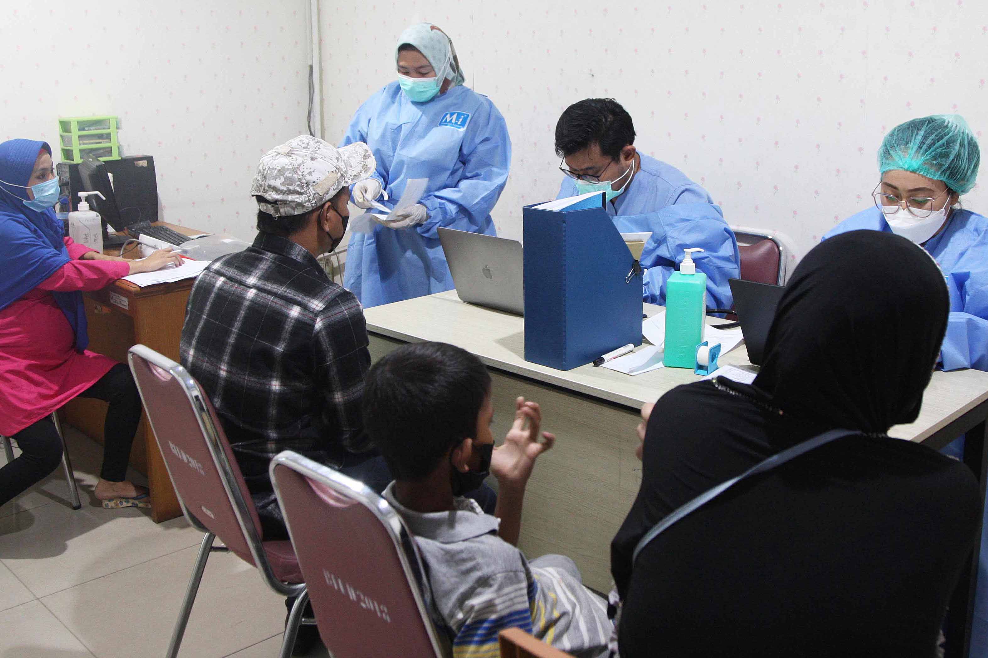 Para pasien berkonsultasi di Puskesmas Kecamatan Cilincing, Jakarta Utara, Rabu (23/08).