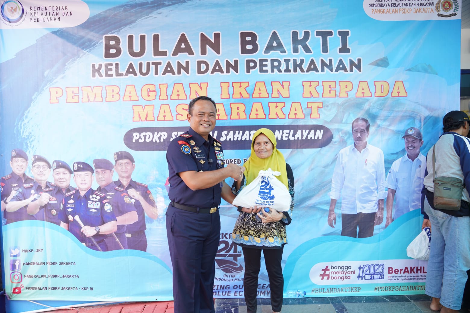 KKP menggelar bakti sosial serentak di 14 lokasi dalam rangka memeriahkan Hari Ulang Tahun (HUT) ke-24 KKP pada Senin (23/10).