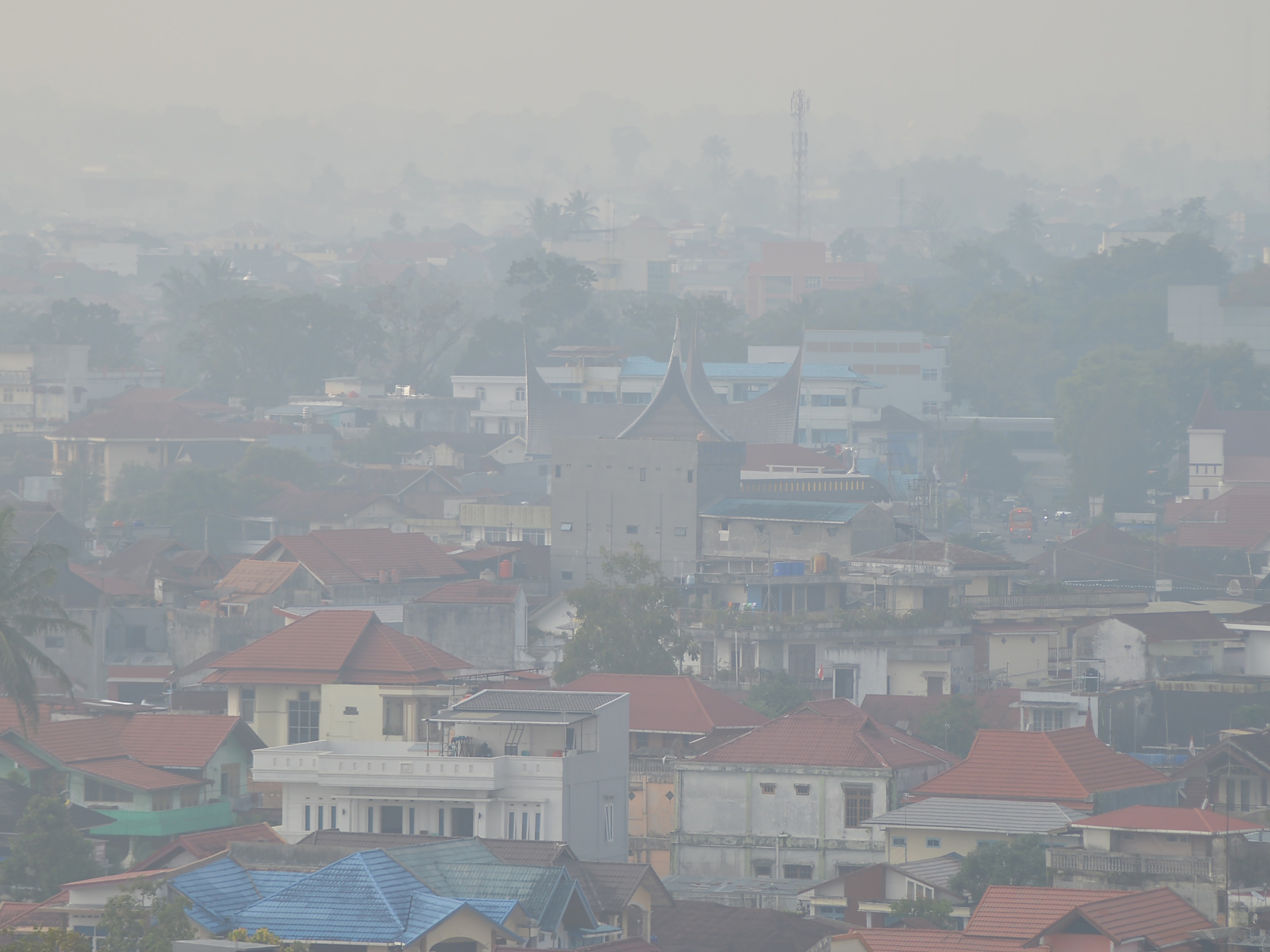Kabut asap menyelimuti kawasan pemukiman di kota Bukittinggi, Sumatra Barat, Jumat (29/9/2023).