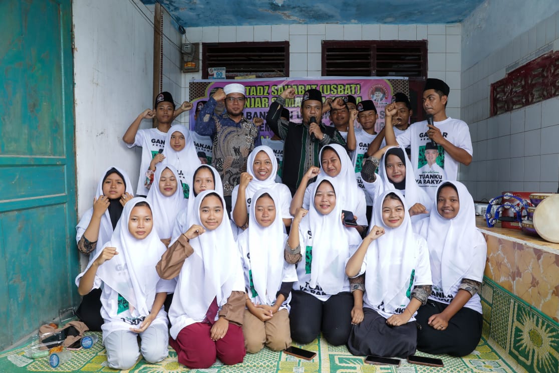 Pemberikan bantuan alat musik nasyid untuk remaja masjid di Deli Serdang