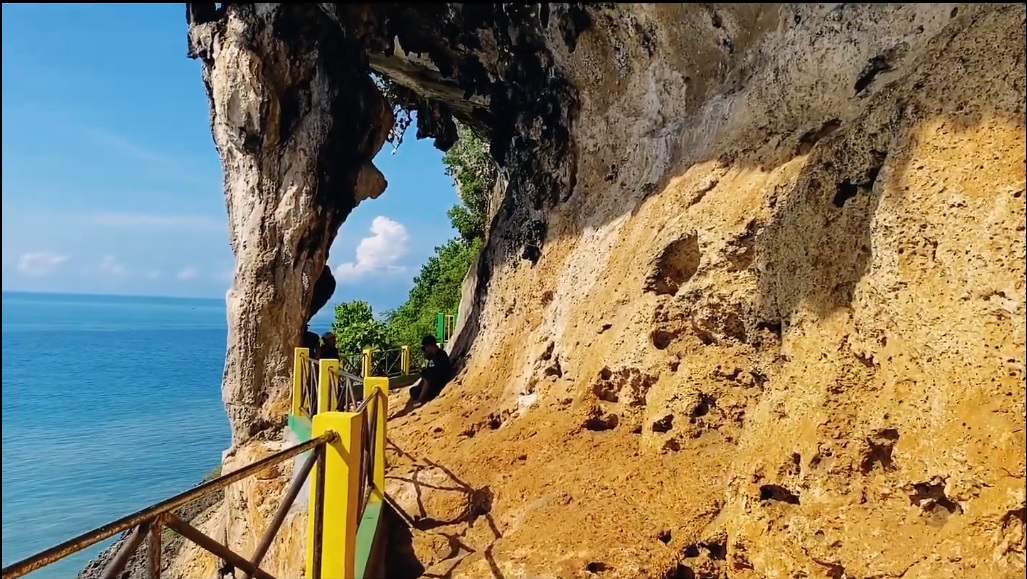 Wisatawan menikmati salah satu sudut di Pulau Gili Iyang, Sumenep, Jawa Timur