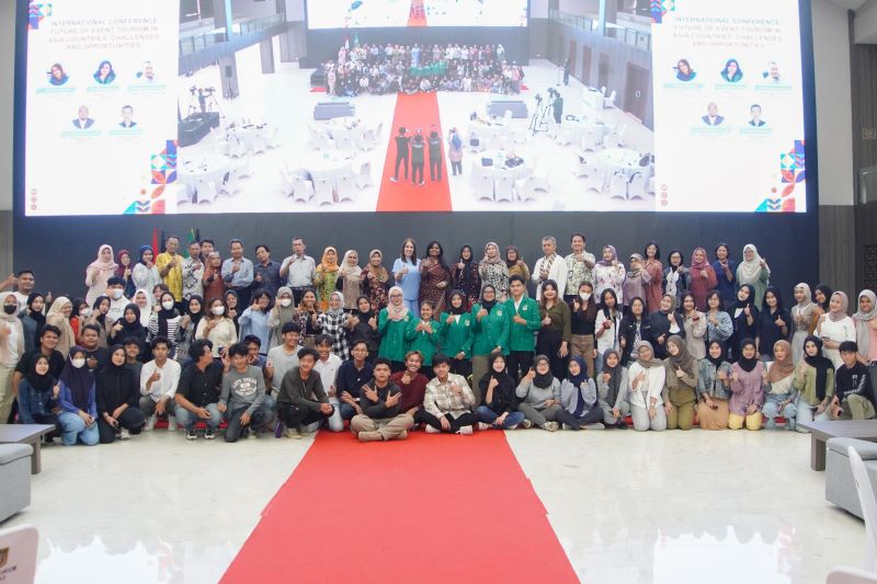 Foto bersama seluruh pembicara, peserta, dan audience pada acara International Conference di Ruang Auditorium Unas, Jakarta.