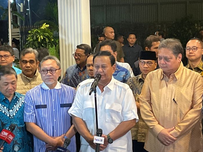 Prabowo Subianto mengumumkan menggandeng Gibran Rakabuming Raka sebagai cawapres pada pemilihan presiden 2024 mendatang.