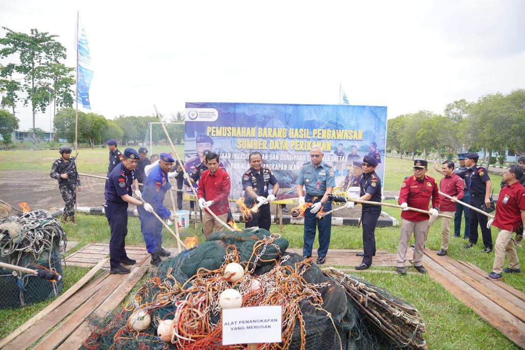 KKP memusnahkan barang hasil pengawasan sumber daya perikanan di Stasiun Pengawasan Sumber Daya Kelautan Perikanan (PSDKP) Pontianak, Kalbar