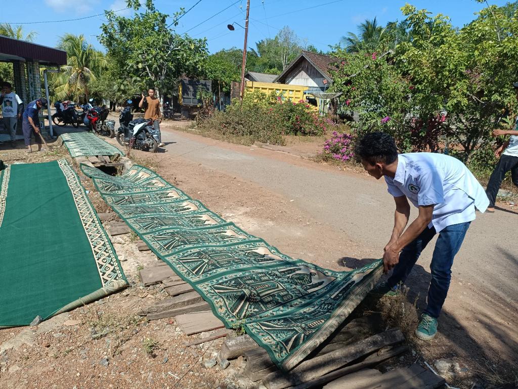 Kegiatan bersih-bersih menyambut Maulid Nabi Muhammad SAW di Tanah Laut, Kalsel
