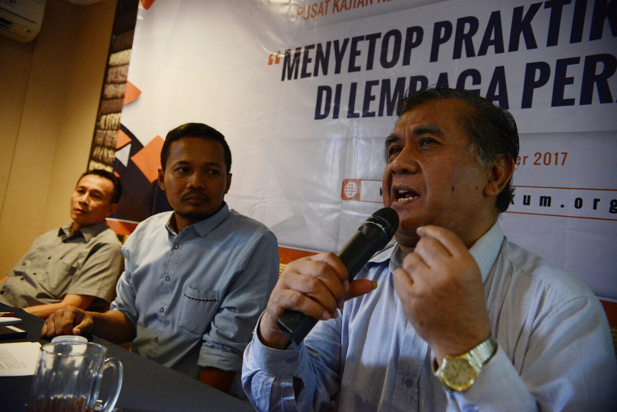 Hakim Mahkamah Kosntitusi (MK) 2003-2008 Maruarar Siahaan (kanan).