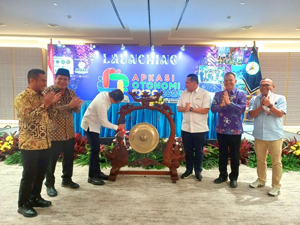 Dewan Pengurus dan Anggota Apkasi melakukan selebrasi launching AOE 2024 dengan melakukan pemukulan gong, di JCC Senayan, Selasa (3/10).