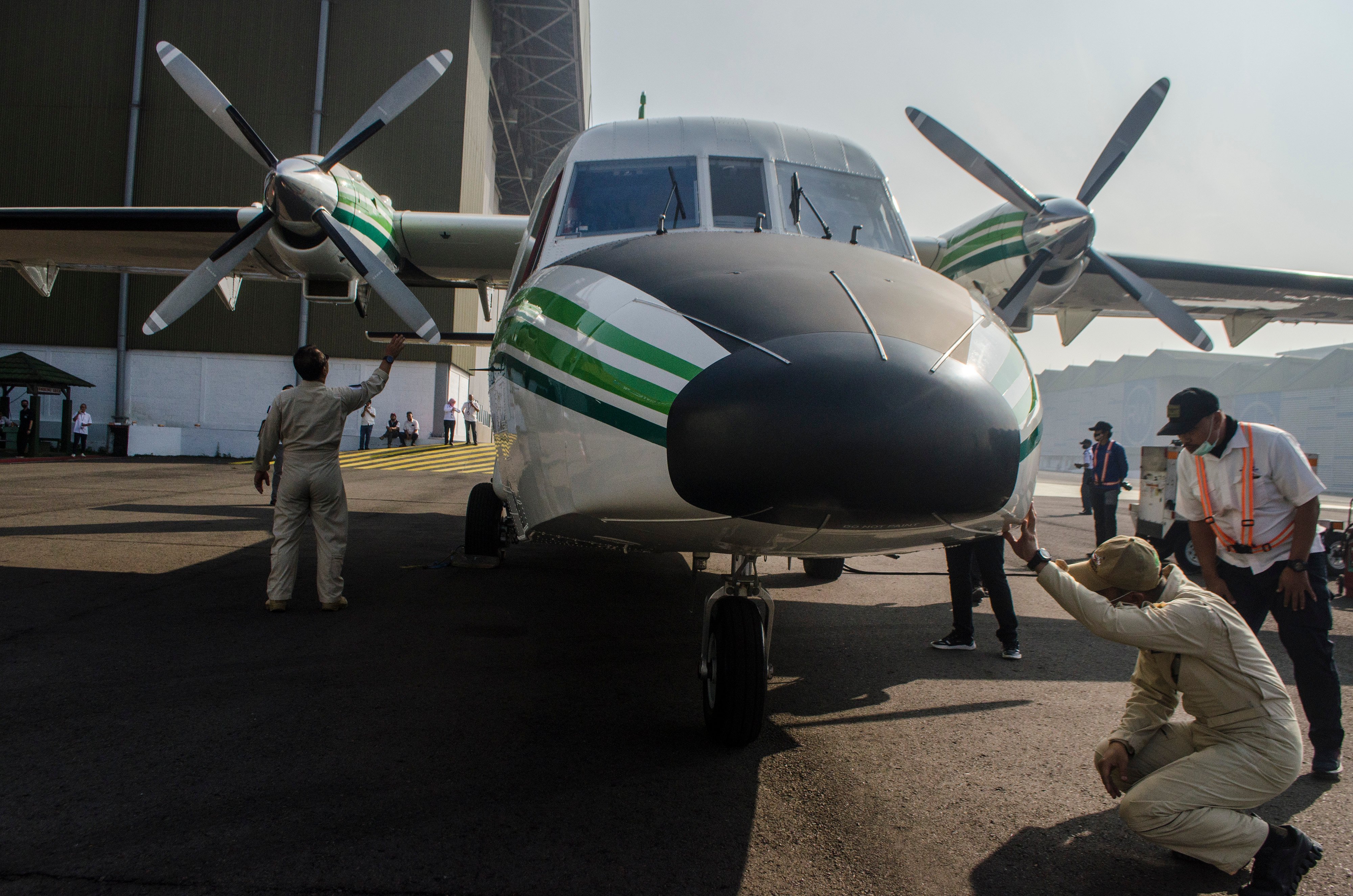 Tim Pilot dan kru memeriksa kesiapan NC212i buatan PT. Dirgantara Indonesia (PTDI) sebelum penerbangan ke Thailand 