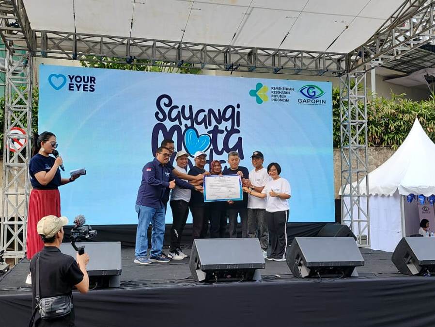 Gapopin atau Gabungan Pengusaha Optik Indonesia menggelar pemeriksaan mata gratis dan pembagian 5000 kacamata kepada masyarakat
