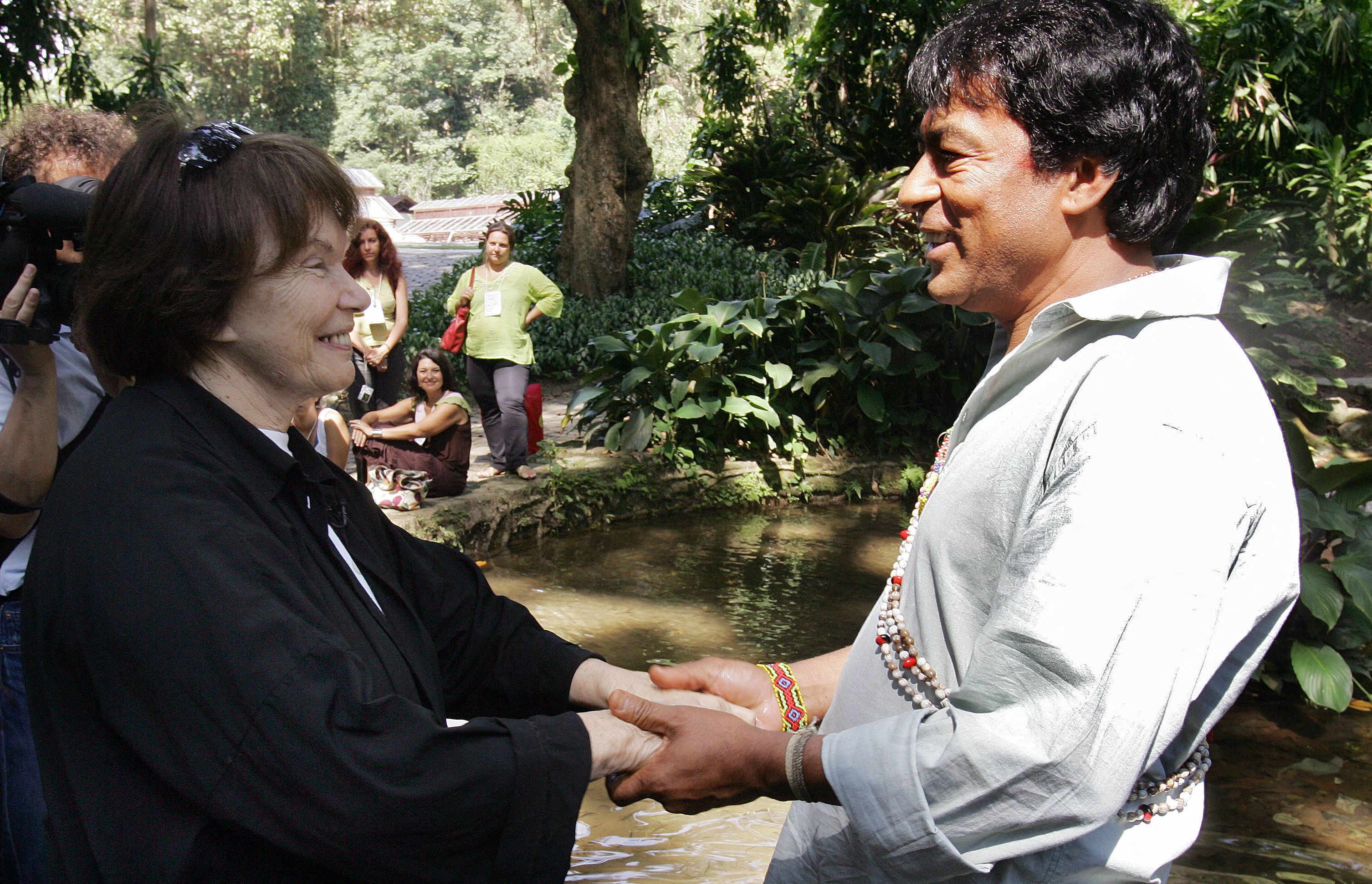 Danielle Mitterrand, mewakili France Liberte Foundation, saat bertemu Ailton Krenak (kanan) saat perayaan Hari Air Sedunia di Brasil